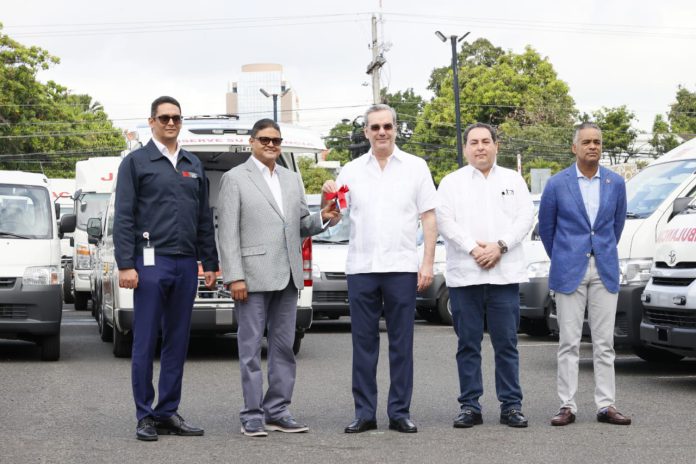 Presidente Abinader entrega ambulancias para fortalecimiento atención emergencias extrahospitalarias