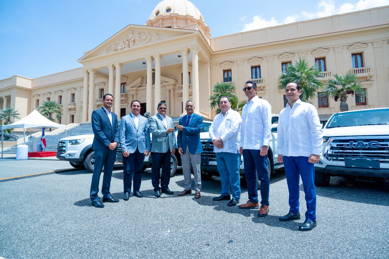 Ministro de la Presidencia entrega 25 camionetas a la DAEH
