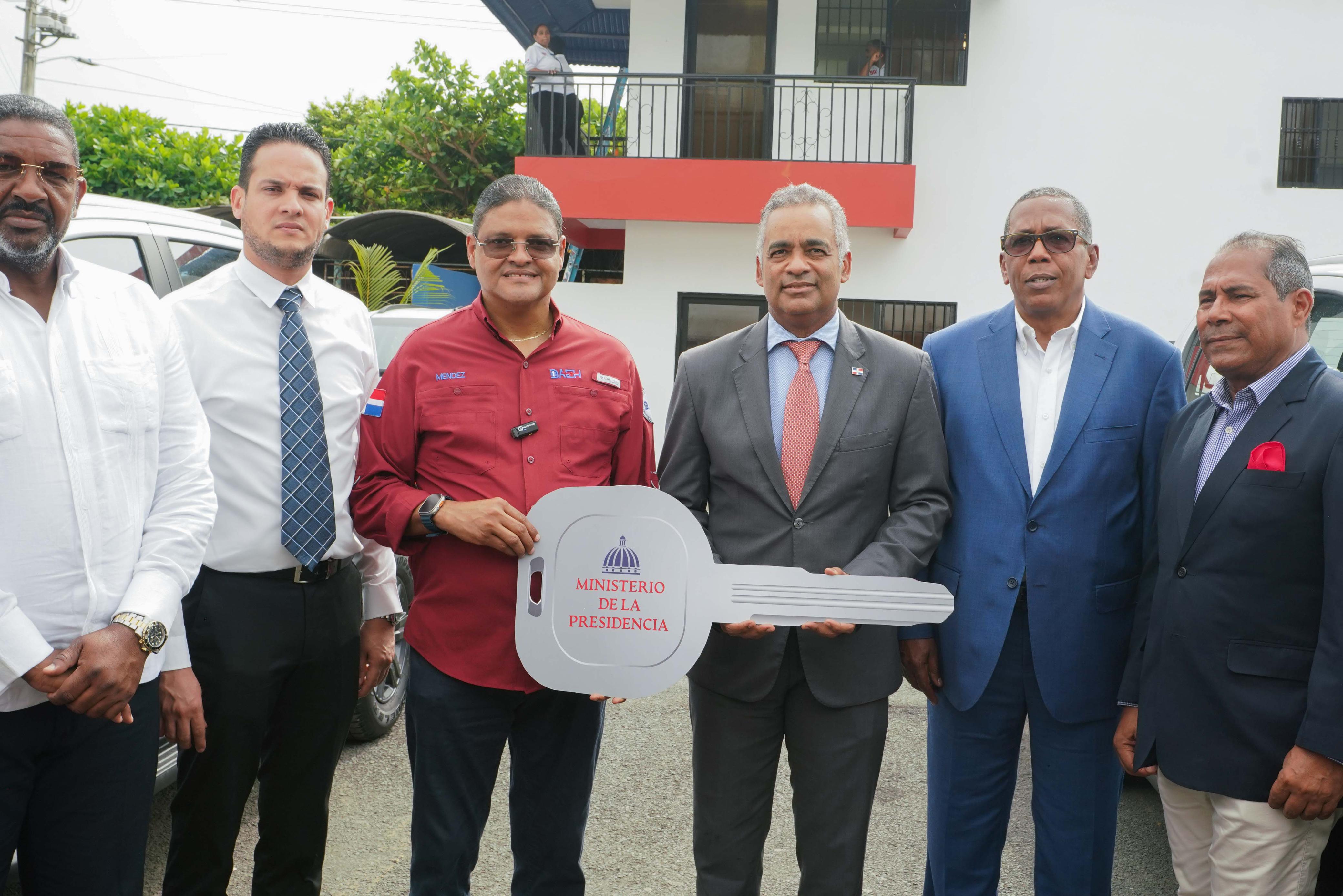 Gobierno entrega flotilla de camionetas a la DAEH y reinaugura edificio que alberga al CRUE