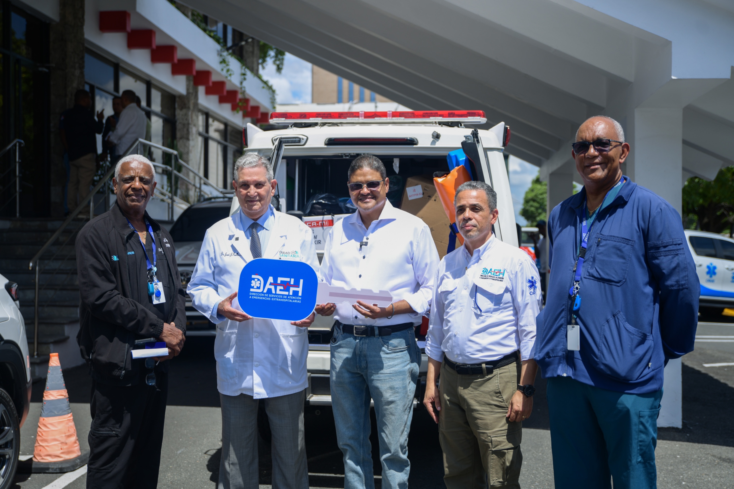 DAEH fortalece la atención de emergencias con entrega de ambulancia equipada al Patronato de la Ciudad Sanitaria Luis Eduardo Aybar