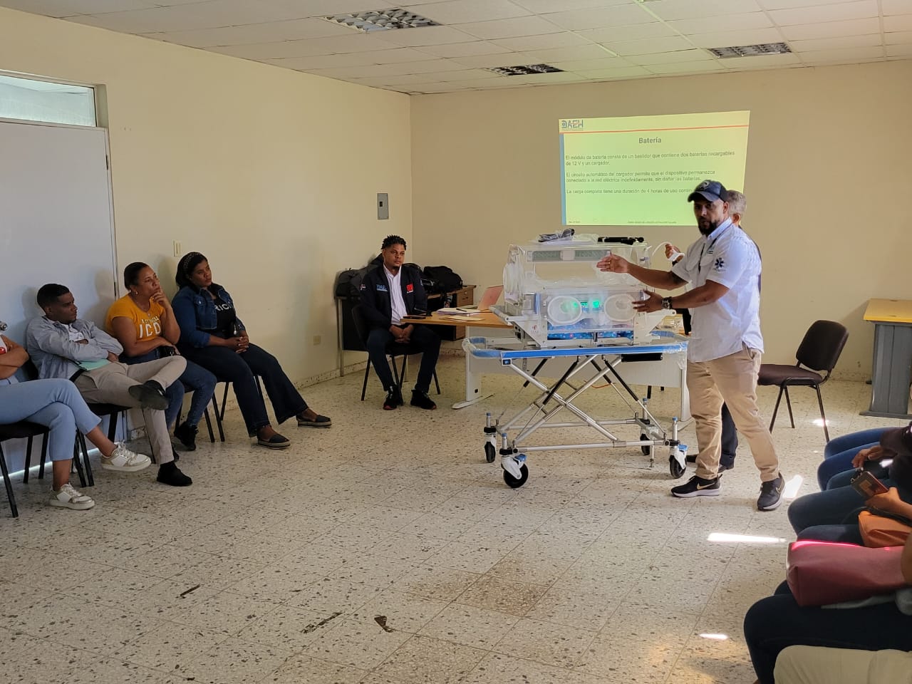 DAEH imparte capacitación a colaboradores en San Juan sobre correcto uso incubadoras